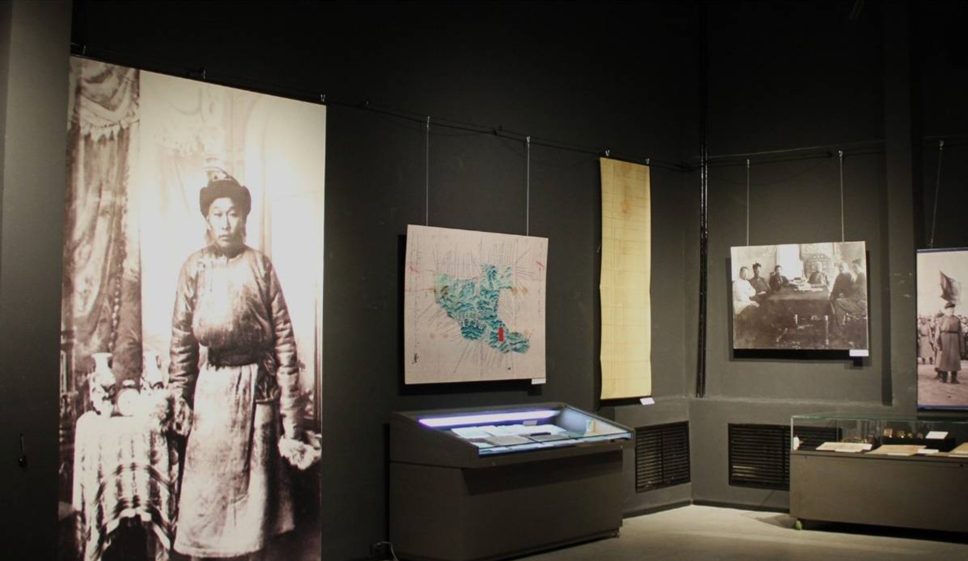 “Монгол төрийн мэргэн сайд Агданбуугийн Амар-140 жил” үзэсгэлэнг нээлээ